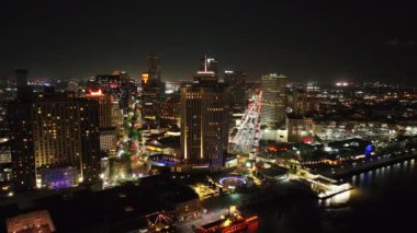 New Orleans 'ın büyüleyici gece manzarası kuş bakışı, şehir ışıkları modern şehir merkezi silueti ve nehir üzerinde parlıyor, canlı bir şehir havası yaratıyor..