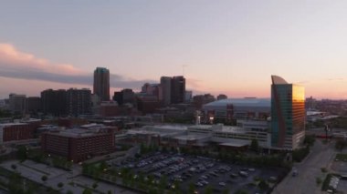 St. Louis şehir merkezinin alacakaranlıktaki hava manzarası, şehrin ufuk çizgisini aydınlatıyor ve yumuşak akşam ışığıyla aydınlatılıyor. Kentsel ve şehir manzarası kavramı.