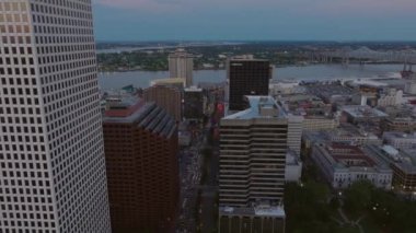 New Orleans şehir merkezinin alacakaranlıktaki hava manzarası, gökdelenler, Missippi nehri ve akşama geçiş yapan şehir silüeti. New Orleans, Louisiana, ABD, 10 Nisan 2024