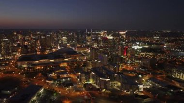 Nashvilles 'in gece şehir merkezindeki hava manzarası, şehirlerin ışıklarını ve hareketli caddeleri yakıyor. Kentsel bir Amerikan büyük şehri kavramı.