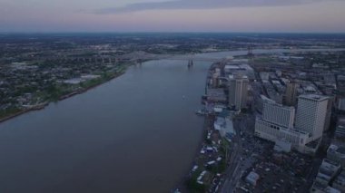 Missippi nehri boyunca alacakaranlıkta New Orleans 'ın dingin güzelliği. Hilal Şehir Bağlantısı 'nı ve su yollarını çarpıcı detaylarla yakalamak. New Orleans, Louisiana, ABD, 10 Nisan 2024