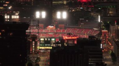 St. Louis 'deki St. Louis Cardinals beyzbol maçında Busch Stadyumu' nu aydınlattı ve bir spor olayının canlı atmosferini gösterdi. St. Louis, Missouri, ABD, 10 Nisan 2024