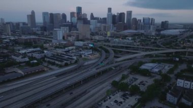Houston şehir merkezinin alacakaranlıktaki göz kamaştırıcı hava manzarası şehrin ufuk çizgisini ve otoyol kavşağını gösteriyor. Kentsel ve emlak projeleri için mükemmel.