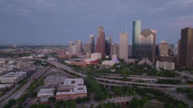 Dinamik Houston alacakaranlıkta gökdelenleri ve şehir planlarını sergiliyor. Körfez Otoyolu 45. Otoyol 'da trafik var..