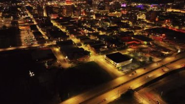 Gece Birmingham şehir merkezinin hava manzarası aydınlanmış sokakları, binaları ve şehir ışıklarını sergiliyor..