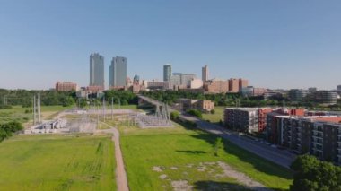Açık bir günde gökdelenleri, elektrik santrali ve yeşil alanları olan şehir siluetlerini gösteren havadan bakıldığında Fort Worth şehri..