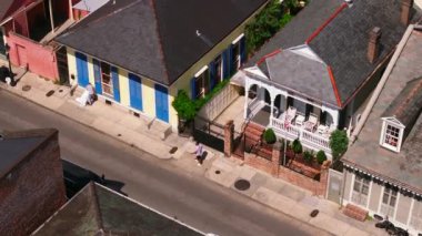 Renkli bir New Orleans sokak sahnesinin canlı hava görüntüsü, Afrikalı bir Amerikalının yürüyüşünü ve şehrin canlı mimarisini ve günlük yaşamını gösteriyor..