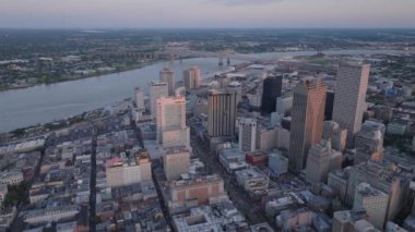 Alacakaranlıkta New Orleans 'ın havadan görünüşü, şehir siluetini, Missippi Nehri' ni ve alacakaranlıktaki şehir manzarasını vurguluyor. New Orleans, Louisiana, ABD, 10 Nisan 2024