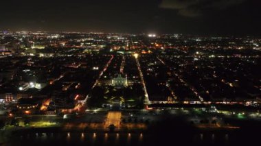 Geceleri New Orleans 'taki St. Louis Katedrali' nin havadan görünüşü aydınlanmış sokaklar ve yaz mevsiminde hareketli şehir manzaraları sergileniyor..