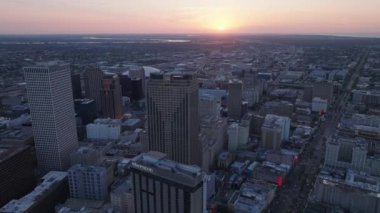 Gün batımında New Orleans gökdelenlerinin havadan görünüşü şehir merkezindeki canlı manzarayı ve kırmızı sıcak renkle aydınlatılmış ufuk çizgisini gösteriyor. New Orleans, Louisiana, ABD, 10 Nisan 2024