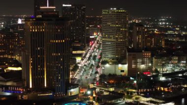 New Orleans şehir merkezinde hareketli bir gece sahnesi Canal Street, şehir ışıkları ve hareketli trafik. Şehir ve şehir manzarası görselleri için idealdir. New Orleans, Louisiana, ABD, 10 Nisan 2024