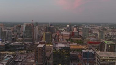 Alacakaranlıkta Nashville şehir merkezinin büyüleyici hava manzarası şehrin ışıklarını ve şehir manzarasını yukarıdan yakalıyor. Çarpıcı bir ufuk çizgisi ve modern mimari. Nashville, Tennessee, ABD, 10 Nisan 2024