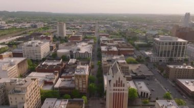 Gün doğumunda Birmingham 'ın hava görüntüsü güneşli bir günde konutların alçak binalarını ve kentsel manzaraları vurguluyor. Birmingham, Alabama, ABD, 10 Nisan 2024