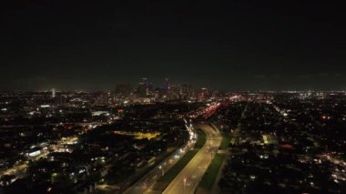 Houston, Teksas 'ın hareketli şehir manzarasında, aydınlık binalar ve yoğun trafik ile dolu sokaklar..