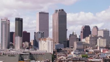 New Orleans modern ufuk çizgisi yukarıdan, etkileyici gökdelenleri ve şehir manzarasını resim gibi bir gökyüzüne karşı yakalıyor. New Orleans, Louisiana, ABD, 10 Nisan 2024