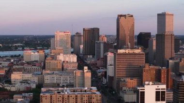 Gün batımında New Orleans 'ın şehir merkezindeki gökdelenlerin hava perspektifi. Şehir merkezi iş bölgesi ve binalar sıcak, değişen bir ışıkla yıkanmış. New Orleans, Louisiana, ABD, 10 Nisan
