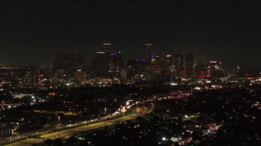 Houstons 'un nefes kesen hava manzarası geceleri canlı şehir merkezinde gökyüzü, şehir ışıkları ve aşağıdaki otobanlarda hareketli trafik var..
