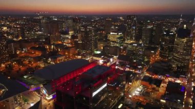 Nashville şehir merkezindeki canlı gece hayatı kuş bakışı, ışıldayan ufuk çizgisini, işlek caddeleri, ikonik simgeleri ve şehir atmosferini yakalıyor. Nashville, Tennessee, ABD, 10 Nisan 2024