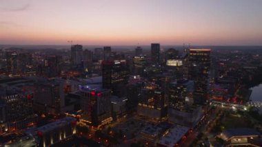 Günbatımında Nashvilles 'in gökyüzü manzarası, gün batımında şehrin aydınlık binalarını, simgelerini ve şehir manzarasını gözler önüne seriyor. Nashville, Tennessee, ABD, 10 Nisan 2024