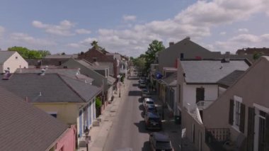 Geleneksel mimarisi, Fransız Mahallesi 'nin renkli evleri ve güneşli bir günde park edilmiş arabalarıyla New Orleans' ın canlı caddeleri. Bu tarihi Louisiana mahallesinin cazibesini keşfedin..