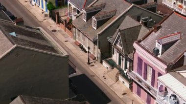 Fransız Mahallesi 'nin ikincil caddesinde New Orleans' ın renkli evleri ve sessiz caddeleri bu büyüleyici hava manzaralı tarihi mimarisi sergileniyor..