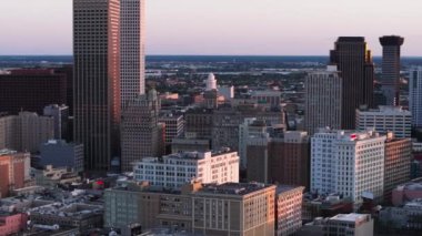 Günbatımında New Orleans 'ın çarpıcı hava manzarası ikonik ufuk çizgisini ve kendine özgü mimarisini gözler önüne seriyor. Şehir simgelerini ve canlı şehir manzarasını keşfedin. New Orleans, Louisiana, ABD, 10 Nisan
