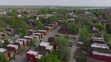 Düşük binaları, ağaç çizgileri ve St. Louis, Missouri 'deki düşük trafik sokaklarıyla büyüleyici bir yerleşim yeri manzarası..