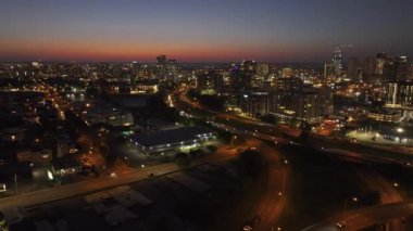 Karanlık çöktüğünde Nashvilles 'in hava manzarası, canlı ışıklar, dinamik mimari ve otoyolda giden arabalar. Bu Amerikan seyahat merkezinin şehir konsepti. Nashville, Tennessee