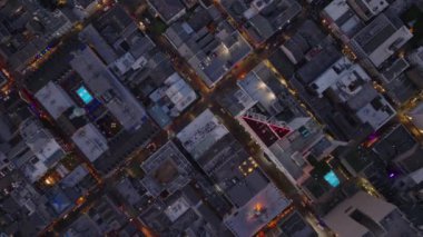 Büyüleyici kuşların gözü alacakaranlıkta bir Amerikan şehrinin manzarası, şehir planlarını, binaların çatılarını, aydınlık caddeleri ve yukarıdan canlı gece hayatını gösteriyor..