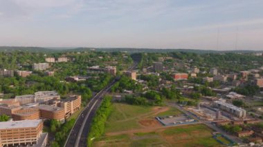 Gündüz vakti şehir mimarisi, yeşillik ve karayolu ağının sergilendiği siezli bir Amerikan şehrinin hava görüntüsü.