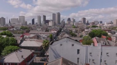 Arka planda şehir silueti olan New Orleans 'ın hava manzarası tarihi binaları ve şehir atmosferini vurguluyor..