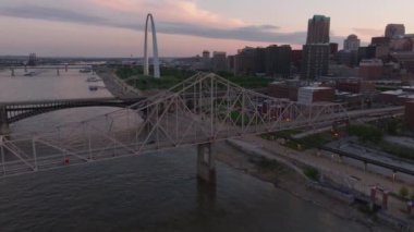St. Louis Martin Luther King Jr. Köprüsünün hava görüntüsü. Mississippi Nehri üzerinde uçan kamera gibi görünen geçit kemeri ve şehir binaları.