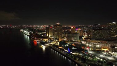 Geceleri New Orleans 'ın nefes kesici hava manzarası, şehir ışıkları ve modern mimarinin altına yanaşan teknelerle dolu sakin Missippi nehri..