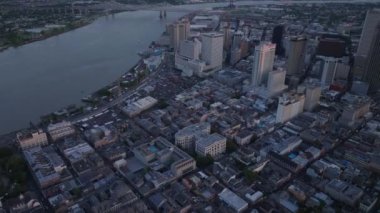 Akşam karanlığında New Orleans şehir merkezinin havadan görünüşü, şehir manzarasını ve Missippi nehrinin altını çiziyor. Şehir, seyahat ve ufuk çizgisi teması bir Amerikan şehrini gösteriyor. New Orleans, Louisiana, ABD, 10 Nisan