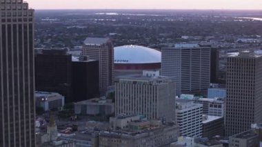 Günbatımında New Orleans 'ın silueti, ikonik binalar ve çok amaçlı Superdome stadyumu sergileniyor. Kentsel, seyahat ve mimari kavramlar için mükemmel. New Orleans, Louisiana, ABD, 10 Nisan 2024
