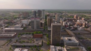 Birmingham, ABD şehir merkezinin hava manzarasında gökdelenler, sokaklar ve yeşillikler yer alıyor. Bu şehir manzarasının yukarıdan görünüşü. Birmingham, Alabama, ABD, 10 Nisan 2024