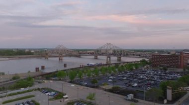 Martin Luther King Jr. Köprüsü 'nün alacakaranlıkta St Louis' deki Mississippi Nehri üzerindeki havadan görünüşü sakin şehir manzarasını ve canlı gökyüzünü gözler önüne seriyor. Ulaşım, şehir ve seyahat konsepti. St. Louis