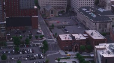 Karanlık çöktüğünde Nashville şehir merkezinin havadan görünüşü şehir gökdelenlerini, şehir mimarisini ve sakin alacakaranlık atmosferini aydınlatıyor. Nashville, Tennessee, ABD, 10 Nisan 2024