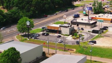 Laurel, ABD 'nin ana caddesinde arabalar, dükkanlar ve Starbucks da dahil olmak üzere küçük şirin kasaba atmosferini yakalıyor..
