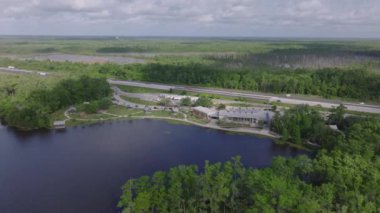 Güneşli bir günde yeşil ormanları ve yolları olan Louisiana 'nın huzurlu bir dinlenme alanının havadan görünüşü. Doğa ve seyahat kavramları.