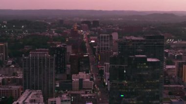 Alacakaranlıkta Nashvilles şehir merkezinin gökyüzü manzarası aydınlık binalar ve şehir ışıkları ile canlı akşam atmosferini sergiliyor. Nashville USA Nisan 12024