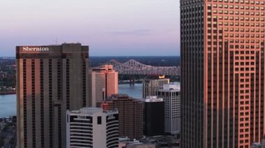 Günbatımında New Orleans 'ın gökyüzü manzarası. Mississippi nehri, Hilal Şehir Bağlantısı ve binalar sıcak akşam ışığında yıkanarak büyüleyici bir New Orleans şehri yaratıyor.