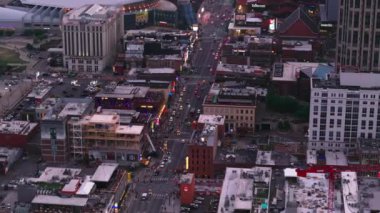Alacakaranlıkta Nashville şehir merkezinin canlı caddeleri havadan görülebiliyor. Şehir ışıkları, yoğun trafik ve şehir manzarası gece hayatının büyüleyici görüntüsünde canlanıyor. Nashville 1 Nisan 2024