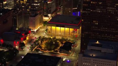 Houston Senfoni Orkestrası 'nın evi, gece Jones Hall üzerinde süzülürken, diğer aydınlık binalar, canlı sokaklar ve güzel ışıklandırılmış şehir manzarası Houston 1 Nisan