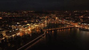 Hava aracı, Mont Blanc köprüsü yakınlarındaki Cenevas şehir manzarasını Ren Nehri ağzındaki sakin sulara yansıtıyor..