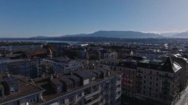 Alp tepeleri ve Lac Leman 'ın tatlı sularına karşı şehir mimarisi ile Genevas kentsel manzarası.