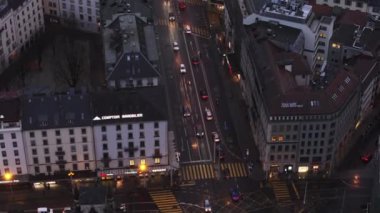 Gökyüzünden alacakaranlıkta Cenevre 'nin canlı şehir hayatı, bu drone görüntülerinde hareketli sokaklar, kentsel mimari ve parlayan sokak ışıkları görülüyor..