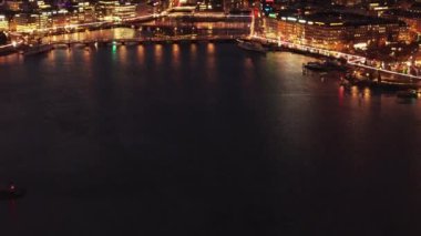 Geceleri Genevas 'ın deniz manzarası nefes kesici, sakin göl sularına yansıyan şehrin canlı ışıklarını ve modern mimarisini yakalıyor..
