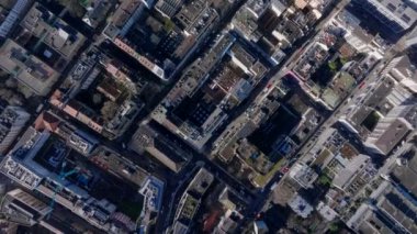 Genevas kentsel manzarasının hava aracı görüntüsü kuş bakışı çatı manzarası, mimari modeller ve sokak planlarını vurguluyor.