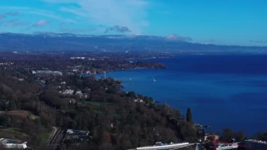 Genevas limanının büyüleyici havası, Cenevre Gölü 'nün cazibesi, yeşilliği ve dingin mavi sularını vurguluyor..